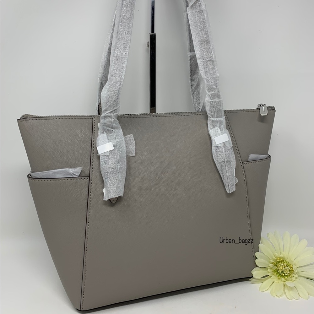 Michael Kors Charlotte Large Top Zip Tote - Picture 5 of 9